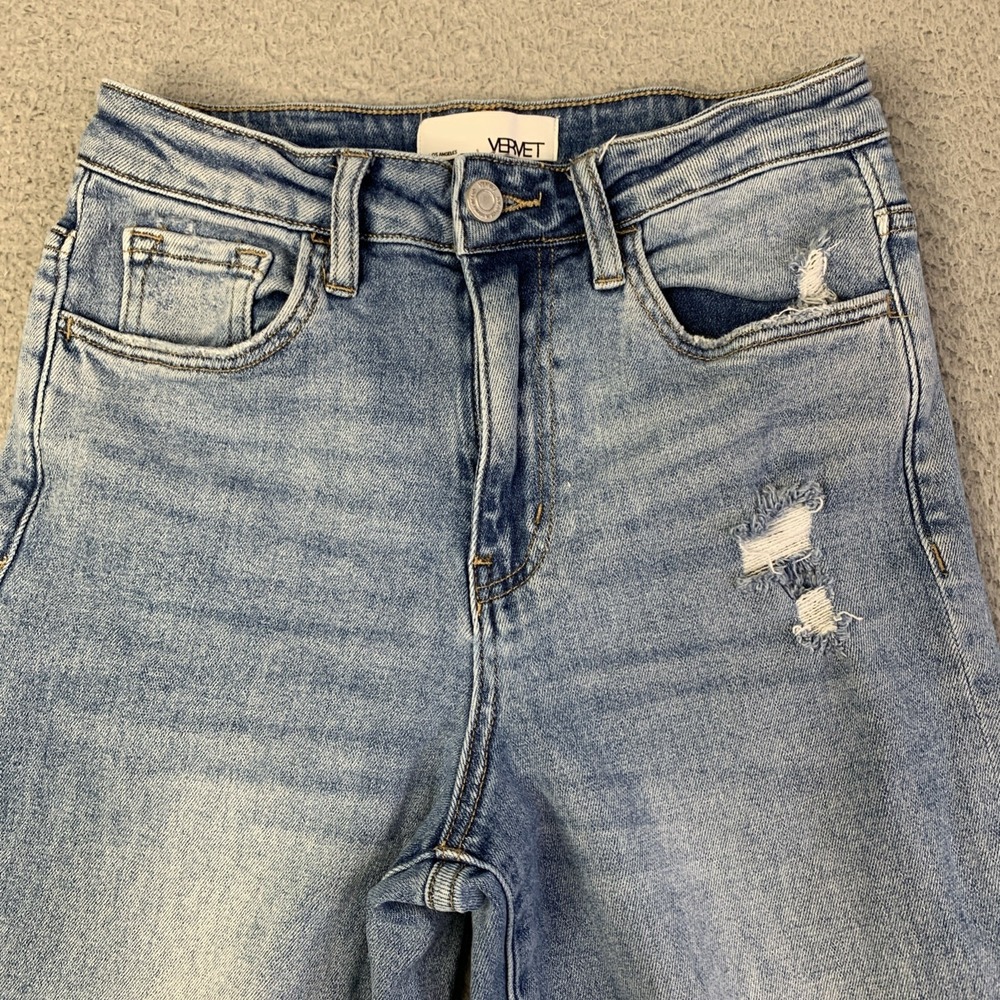 Light Wash Straight Leg Women’s Jeans - Picture 15 of 16